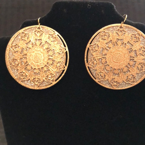 Set of oversized earrings in gold tone. - Picture 2 of 8